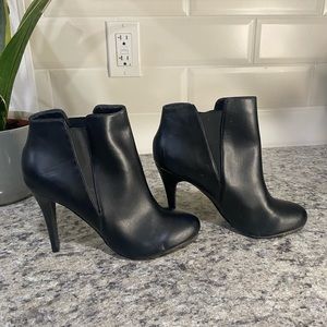 Le Chateau Black Bootie 4inch Heel size women’s US 7.5